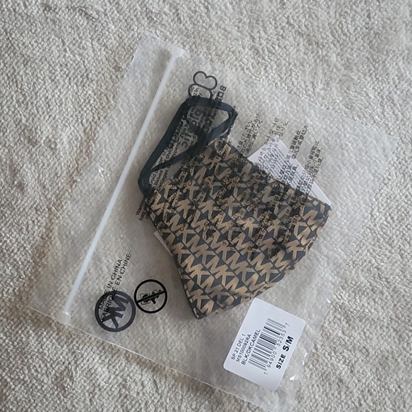 Michael Kors Logo Mask - Picture 4 of 4